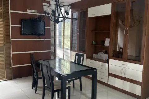 Chalet de 4 dormitorios en Pattaya, Tailandia № 155705 - foto 10