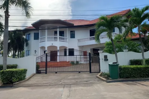 Chalet de 4 dormitorios en Pattaya, Tailandia № 155703 - foto 2