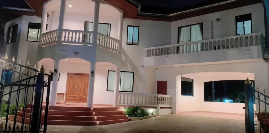 Chalet de 4 dormitorios en Pattaya, Tailandia № 155703