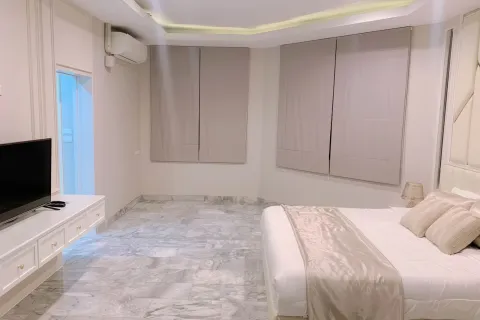 Chalet de 4 dormitorios en Pattaya, Tailandia № 155703 - foto 13