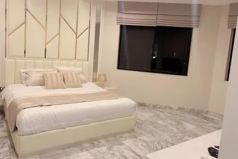 Chalet de 4 dormitorios en Pattaya, Tailandia № 155703 - foto 12