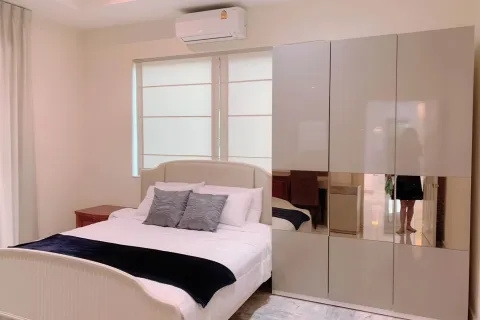 Chalet de 4 dormitorios en Pattaya, Tailandia № 155703 - foto 11