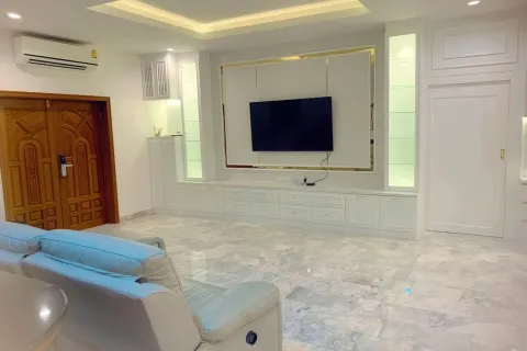 Chalet de 4 dormitorios en Pattaya, Tailandia № 155703 - foto 5