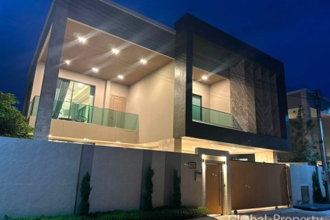 Casa de 3 dormitorios en Pattaya, Tailandia № 194712