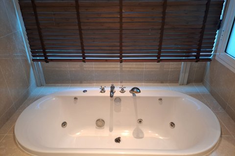 Condominio de 3 dormitorios en Bangkok, Tailandia № 205364 - foto 11