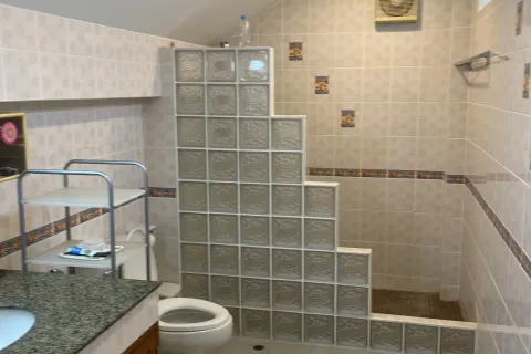Chalet de 4 dormitorios en Pattaya, Tailandia № 140006 - foto 12