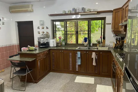 Chalet de 4 dormitorios en Pattaya, Tailandia № 140006 - foto 13