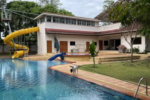 Chalet de 4 dormitorios en Pattaya, Tailandia № 140006