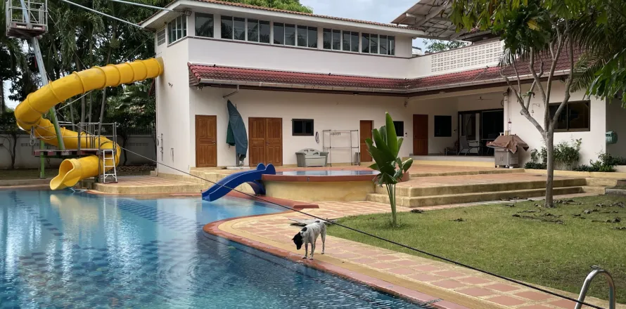 Chalet de 4 dormitorios en Pattaya, Tailandia № 140006