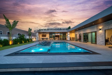Chalet de 6 dormitorios en Pattaya, Tailandia № 126940 - foto 10