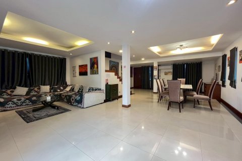 Chalet de 3 dormitorios en Pattaya, Tailandia № 126788 - foto 22