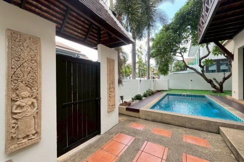 Chalet de 3 dormitorios en Pattaya, Tailandia № 126788 - foto 2