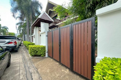 Chalet de 3 dormitorios en Pattaya, Tailandia № 126788 - foto 27