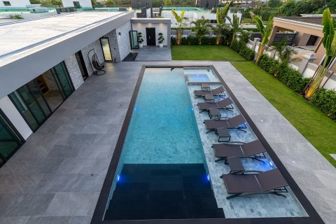 Chalet de 6 dormitorios en Pattaya, Tailandia № 126940 - foto 17