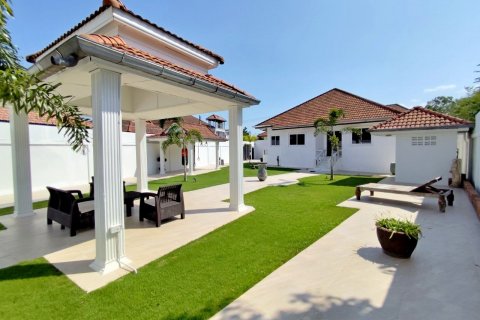 Casa de 4 dormitorios en Bang Lamung, Tailandia № 121292 - foto 8
