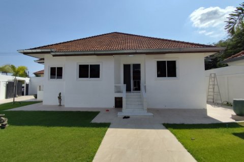 Casa de 4 dormitorios en Bang Lamung, Tailandia № 121292 - foto 11