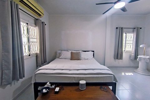 Casa de 4 dormitorios en Bang Lamung, Tailandia № 121292 - foto 24