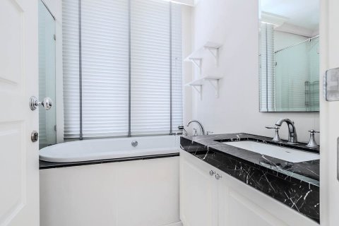 Condominio de 2 dormitorios en Watthana, Bangkok, Tailandia № 124014 - foto 11