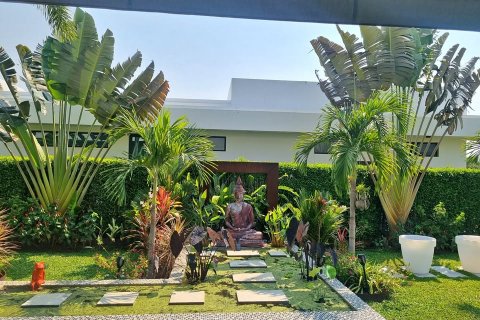 Chalet de 4 dormitorios en Hua Hin, Tailandia № 124015 - foto 11