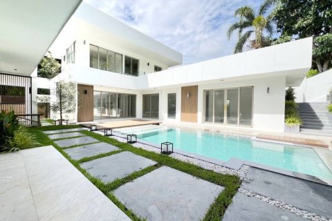 Chalet de 4 dormitorios en Kathu, Tailandia № 132678