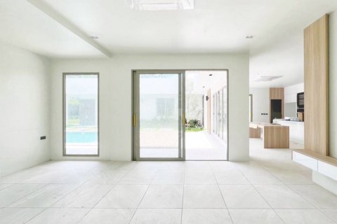 Chalet de 4 dormitorios en Kathu, Tailandia № 132678 - foto 9