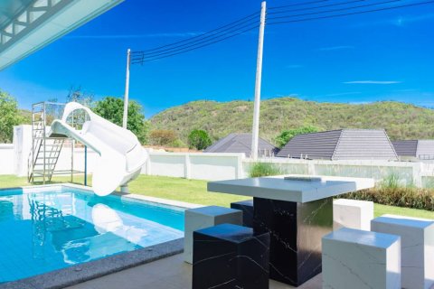 Chalet de 4 dormitorios en Hua Hin, Tailandia № 124563 - foto 3