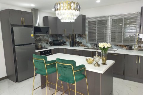 Casa de 4 dormitorios en Pattaya, Tailandia № 85050 - foto 9