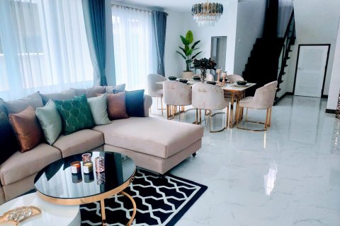 Casa de 4 dormitorios en Pattaya, Tailandia № 85050 - foto 11