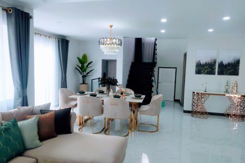 Casa de 4 dormitorios en Pattaya, Tailandia № 85050 - foto 17