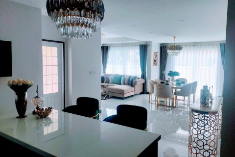 Casa de 4 dormitorios en Pattaya, Tailandia № 85050 - foto 15