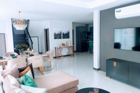 Casa de 4 dormitorios en Pattaya, Tailandia № 85050 - foto 16