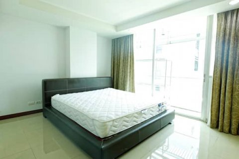 Condo in Din Daeng, Bangkok, Thailand, 2 bedrooms № 123812 - photo 2