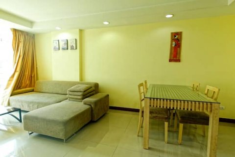 Condo in Din Daeng, Bangkok, Thailand, 2 bedrooms № 123812 - photo 4