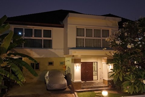 Casa de 4 dormitorios en Bangkok, Tailandia № 104526 - foto 2