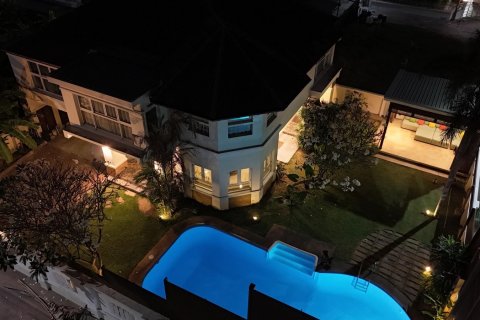 Maison à Bangkok, Thaïlande 4 chambres № 104526