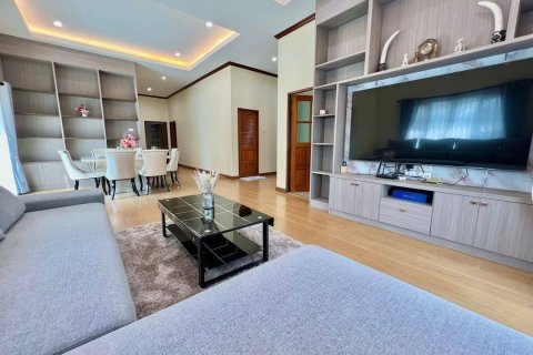 Casa de 4 dormitorios en Pattaya, Tailandia № 144462 - foto 16