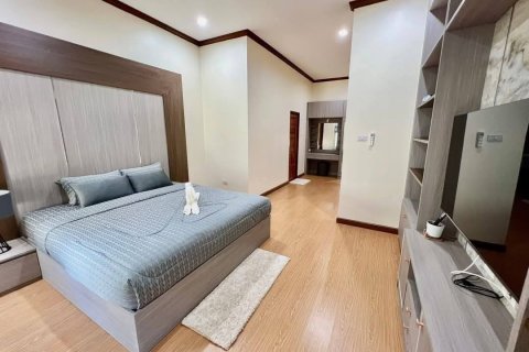 Casa de 4 dormitorios en Pattaya, Tailandia № 144462 - foto 11