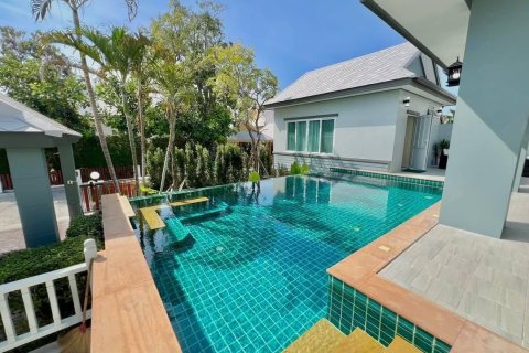 Casa de 4 dormitorios en Pattaya, Tailandia № 144462 - foto 4