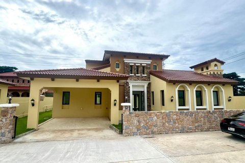 Casa de 3 dormitorios en Chon Buri, Tailandia № 144463 - foto 2
