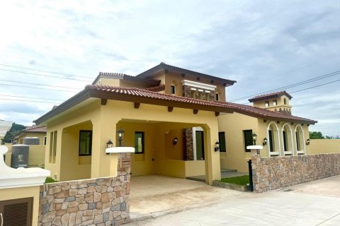 Casa de 3 dormitorios en Chon Buri, Tailandia № 144463