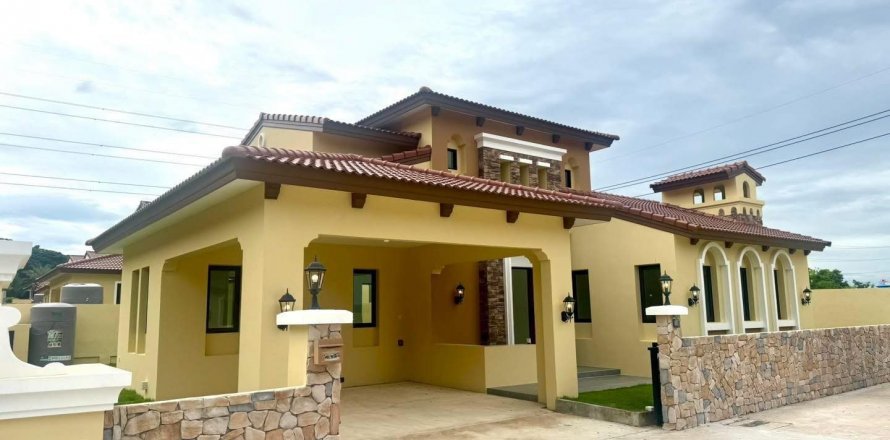 Casa de 3 dormitorios en Chon Buri, Tailandia № 144463