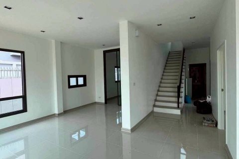 Casa de 4 dormitorios en Pattaya, Tailandia № 144460 - foto 4