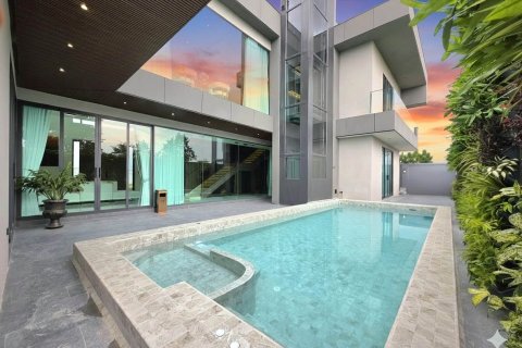 Casa de 5 dormitorios en Pattaya, Tailandia № 144461 - foto 2