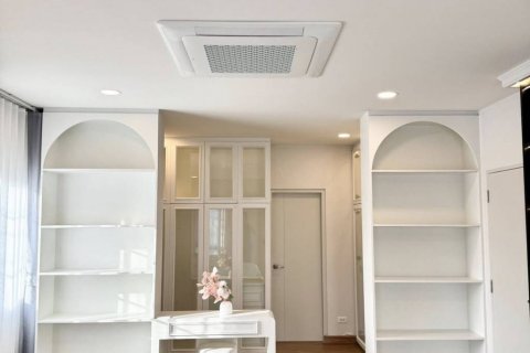 Casa de 4 dormitorios en Samut Prakan, Tailandia № 125814 - foto 8