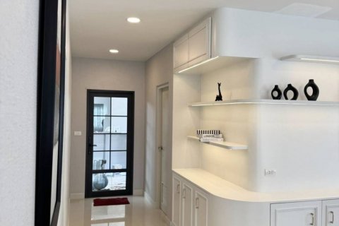 Casa de 4 dormitorios en Samut Prakan, Tailandia № 125814 - foto 7