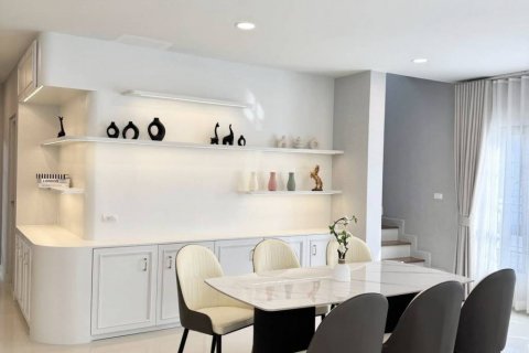 Casa de 4 dormitorios en Samut Prakan, Tailandia № 125814 - foto 6