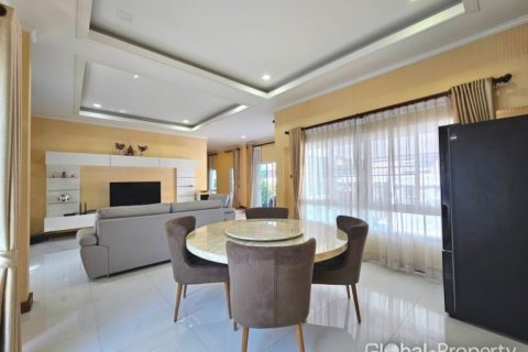 Casa de 3 dormitorios en Pattaya, Tailandia № 132342 - foto 3