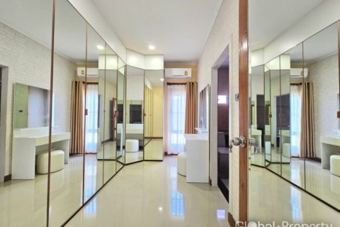 Casa de 3 dormitorios en Pattaya, Tailandia № 132342 - foto 4