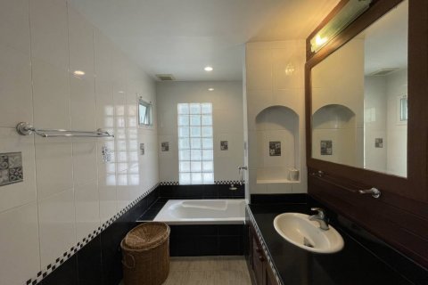 Chalet de 3 dormitorios en Kathu, Tailandia № 125996 - foto 10
