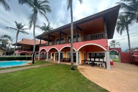 Villa in Prachuap Khiri Khan, Thailand 5 bedrooms № 116100 - photo 8
